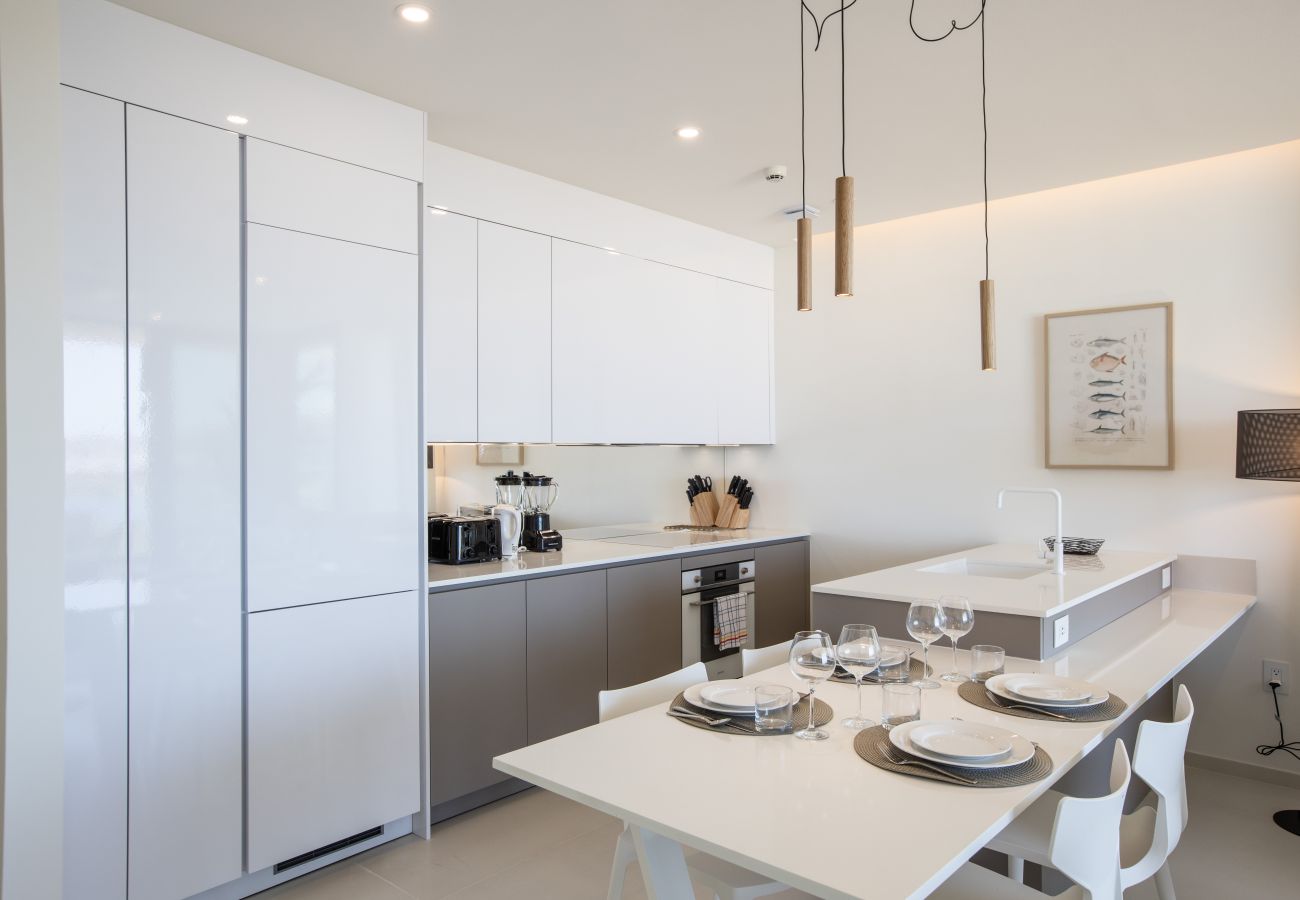 Grande pièce à vivre avec une cuisine moderne et spacieuse 