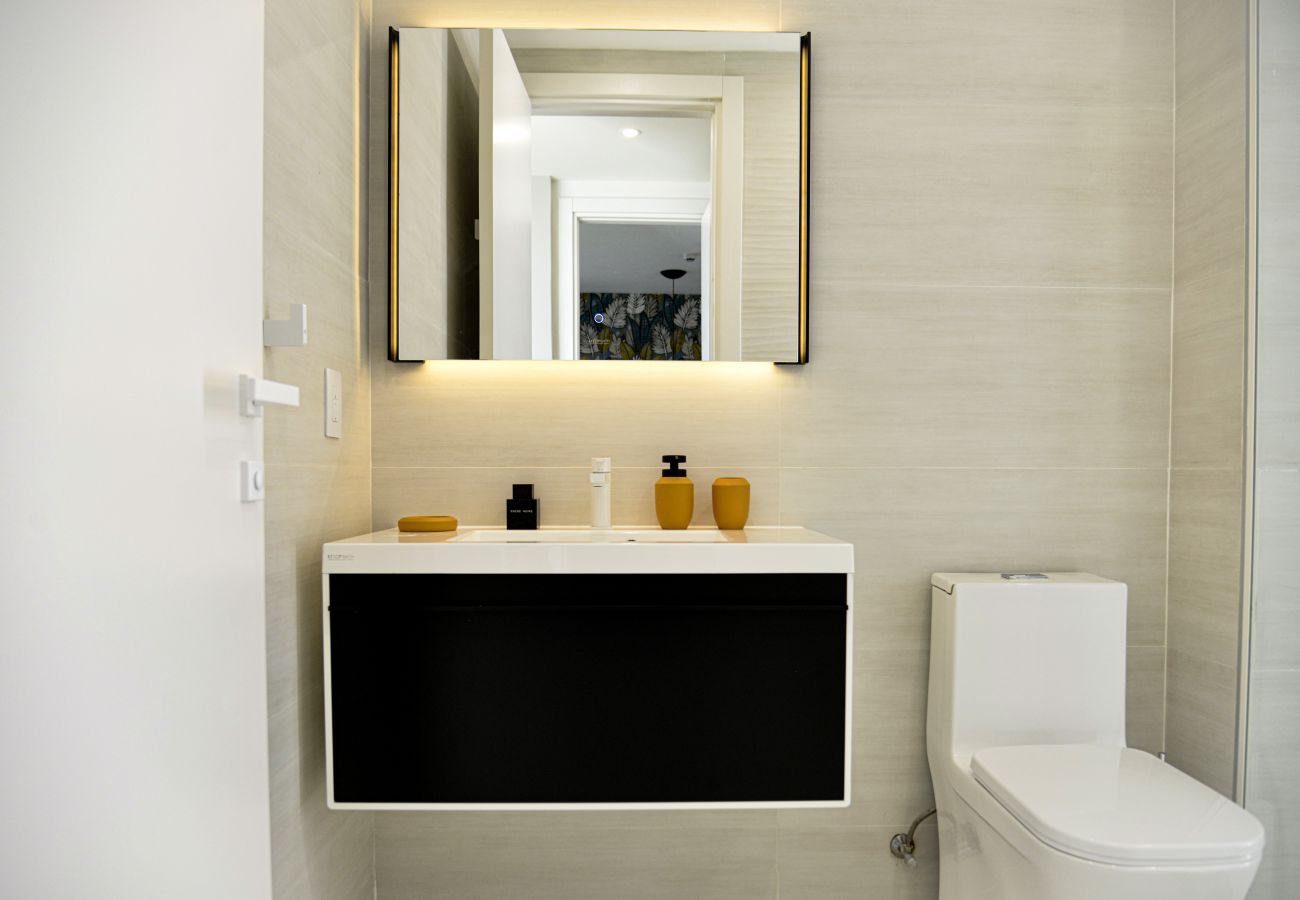 Salle de bain avec meuble simple et décoration de style moderne