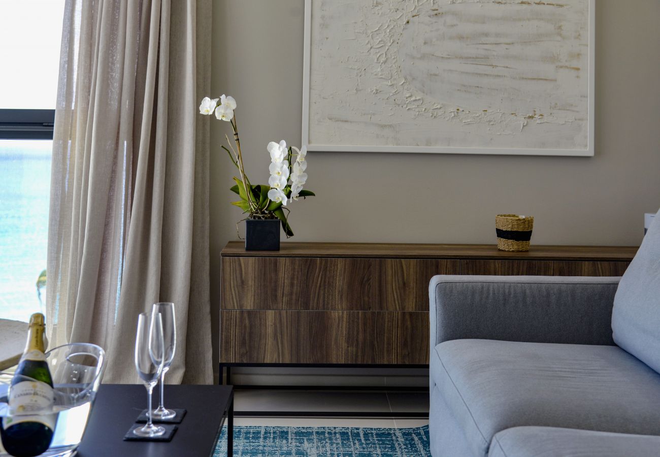 Superbe décoration avec des orchidées blanches pour l'ambiance de l'appartement