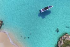 Bateau à moteur dans les eaux turquoises de St Martin